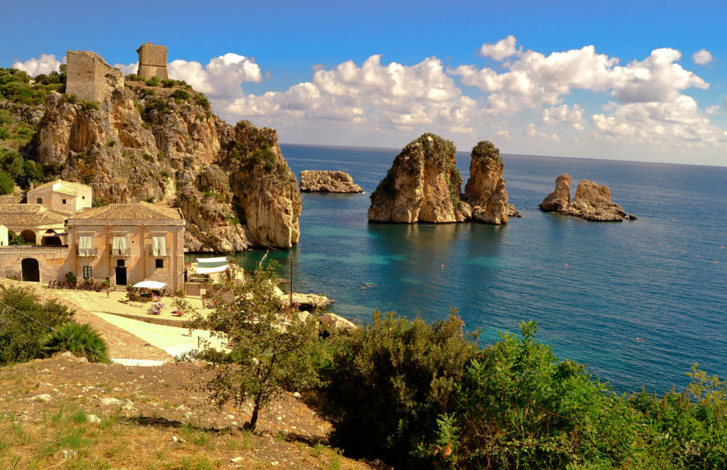 La tonnara e i faraglioni